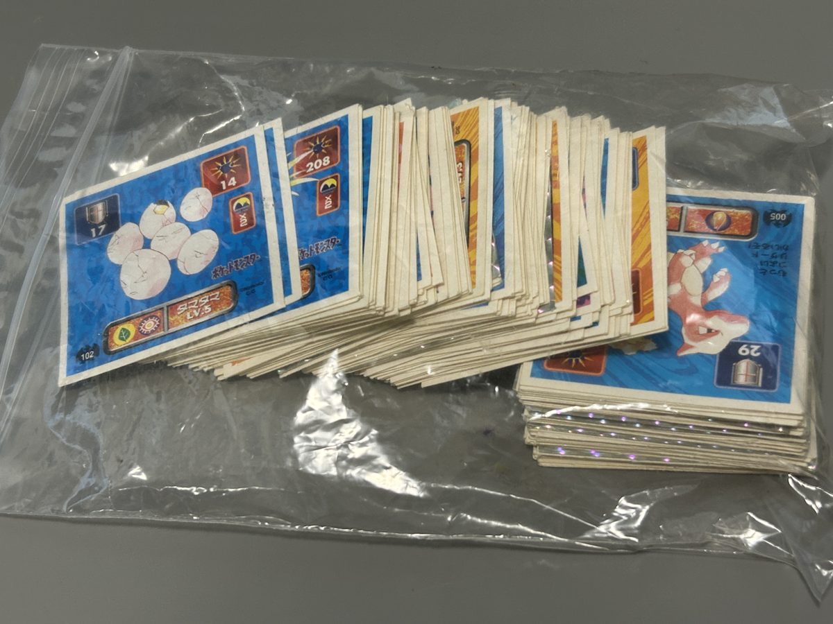 チャック付きの袋にまとめて入った、昔のポケモンのシール