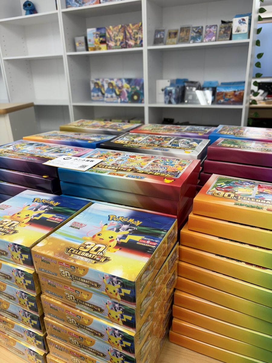 店内のテーブルに積み上げた「30th CELEBRATION」の拡張パックBOXとカードセット